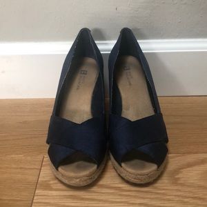 Navy blue heels with crossed toe pattern